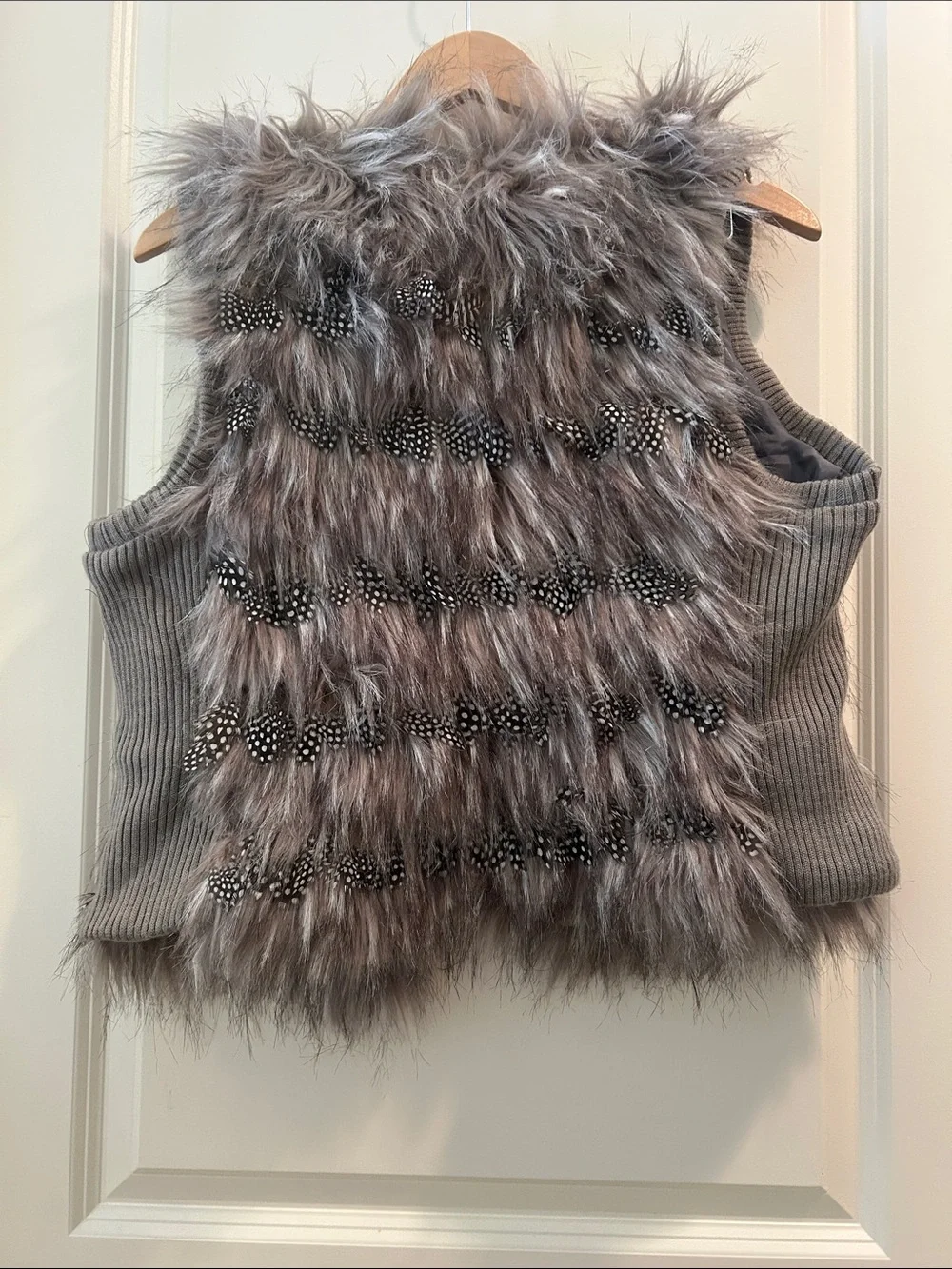 Blanc Noir Faux Fur open Vest Feather Accents w/ knit ribbed panels size L grey